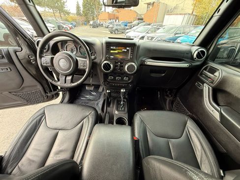 Used 2015 Jeep Wrangler Unlimited Rubicon w/ Connectivity Group image 17