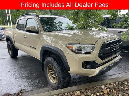 Used 2018 Toyota Tacoma TRD Off-Road AWD/4WD image 11
