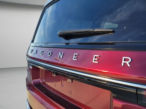 Used 2023 Jeep Wagoneer Series III w/ Preferred Equipment Group RWD image 7