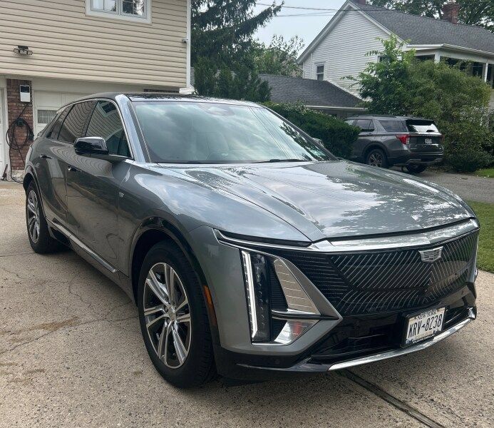 Certified 2024 Cadillac Lyriq Luxury AWD/4WD image 1
