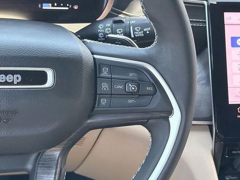 Used 2023 Jeep Grand Cherokee L Limited RWD image 9