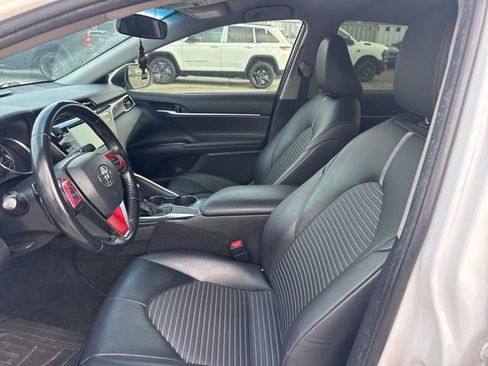 Used 2018 Toyota Camry SE image 9