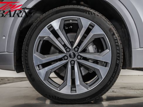 Used 2022 Audi Q8 Premium Plus image 18