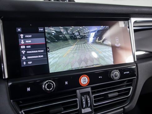 Used 2025 Porsche Macan image 31