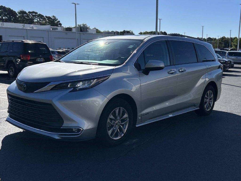 Used 2021 Toyota Sienna XLE FWD image 3