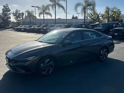 Used 2025 Hyundai Elantra SEL image 1