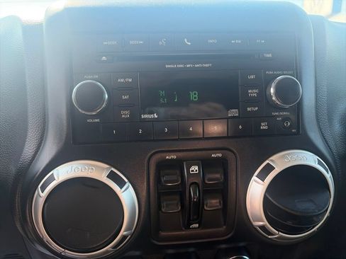 Used 2017 Jeep Wrangler Unlimited Sahara w/ Connectivity Group AWD/4WD image 16