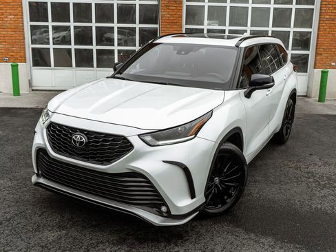 Used 2025 Toyota Highlander XSE image 2