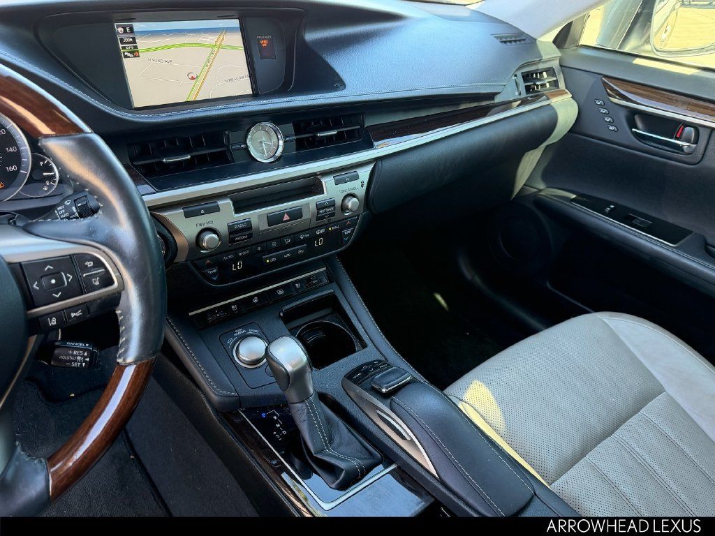 Used 2017 Lexus ES 350 w/ Ultra Luxury Package FWD image 26