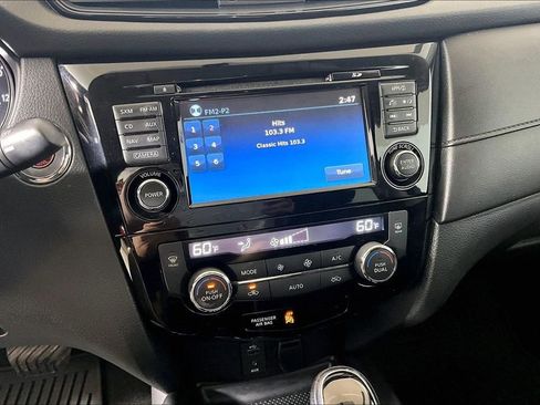 Used 2017 Nissan Rogue SV w/ SV Premium Package image 24