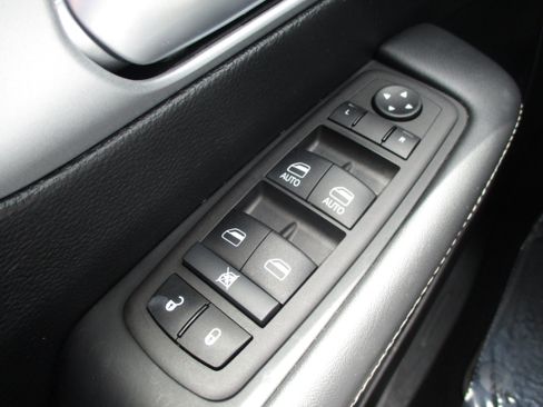 Used 2024 Chrysler Pacifica Limited FWD image 36