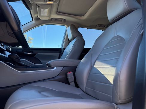 Used 2022 Toyota Highlander XLE image 17