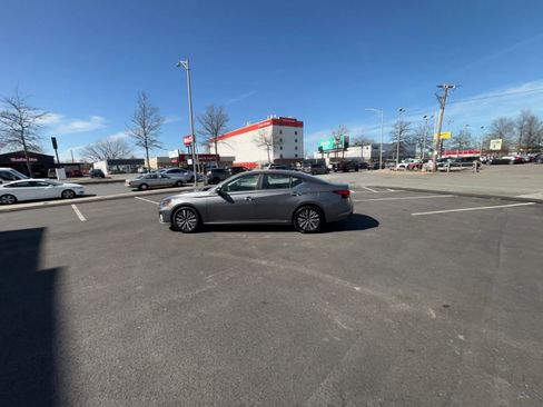 Used 2025 Nissan Altima 2.5 SV FWD image 15