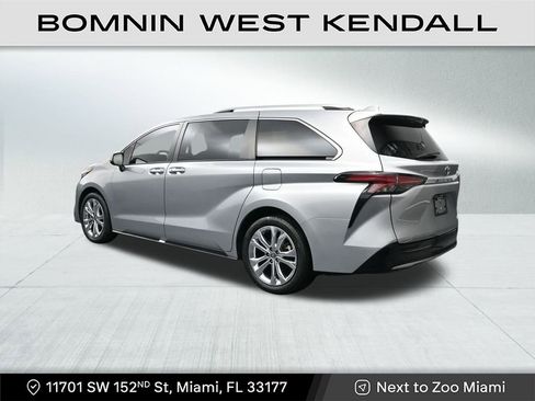 Used 2023 Toyota Sienna Platinum image 3