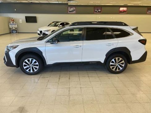 Used 2023 Subaru Outback Premium AWD/4WD image 5