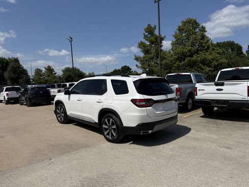 Used 2024 Honda Pilot Touring image 4