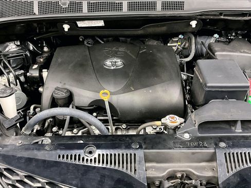 Used 2017 Toyota Sienna SE image 32