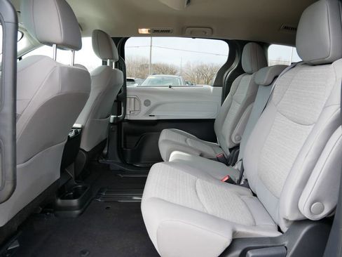 Used 2025 Toyota Sienna LE image 11