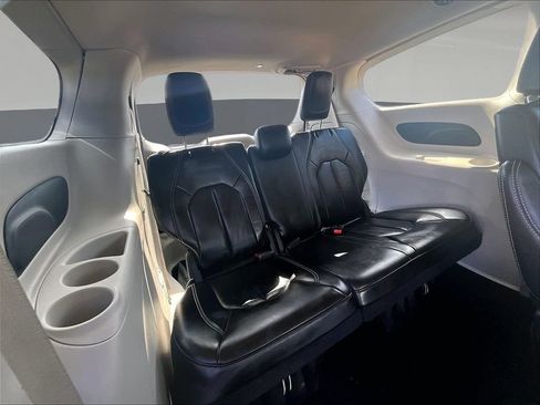 Used 2023 Chrysler Pacifica Touring-L FWD image 29