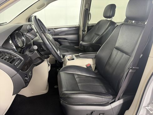 Used 2015 Chrysler Town & Country Touring image 11