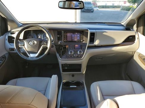 Used 2020 Toyota Sienna XLE FWD image 12