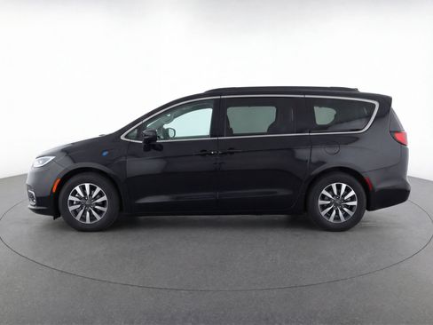 Used 2023 Chrysler Pacifica Touring-L FWD image 5