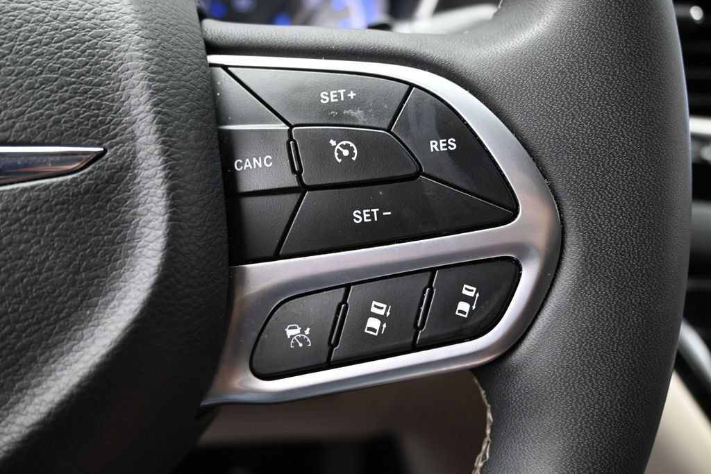 Used 2024 Chrysler Pacifica Touring-L FWD image 26