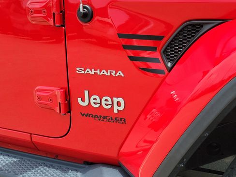 Used 2018 Jeep Wrangler Unlimited Sahara w/ Cold Weather Group AWD/4WD image 8