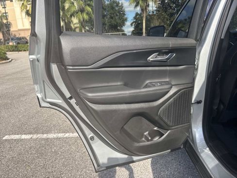 Used 2023 Jeep Grand Cherokee Laredo image 12