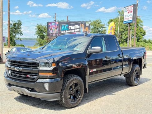 Used 2018 Chevrolet Silverado 1500 LT w/ Midnight Edition AWD/4WD image 8