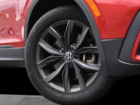 Certified 2024 Volkswagen Tiguan SE AWD/4WD image 3