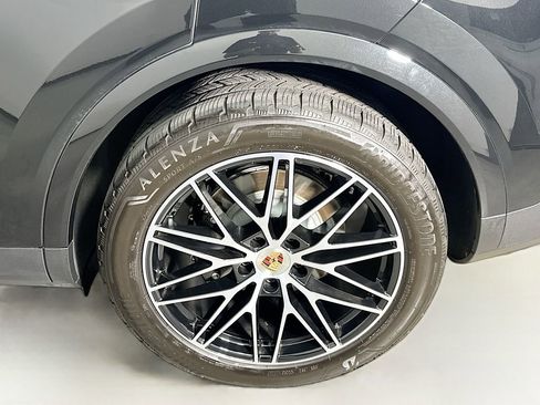 Certified 2025 Porsche Cayenne AWD/4WD image 33