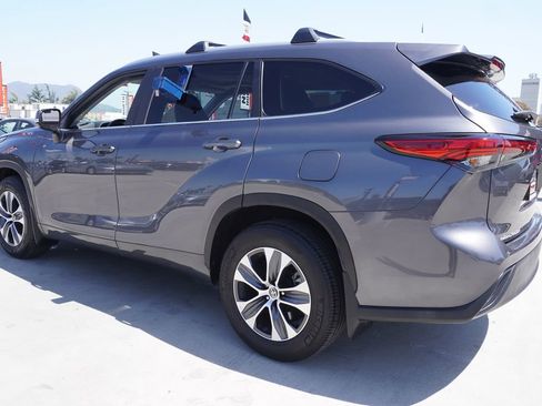 Used 2023 Toyota Highlander XLE FWD image 5