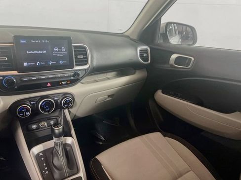 Used 2025 Hyundai Venue SEL FWD image 17