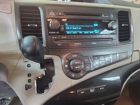 Used 2014 Toyota Sienna LE image 20