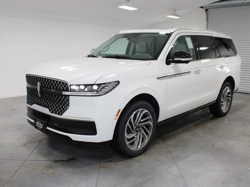 New 2026 Lincoln Navigator Reserve AWD/4WD image 3