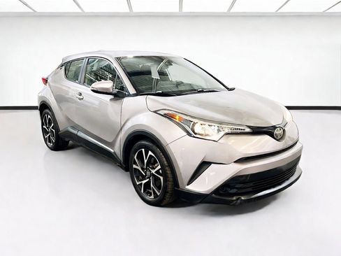 Used 2019 Toyota C-HR XLE FWD image 3