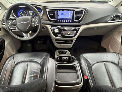 Used 2017 Chrysler Pacifica Touring-L image 11