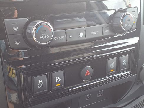 Used 2023 Nissan Titan PRO-4X w/ Pro-4x Convenience Package image 8