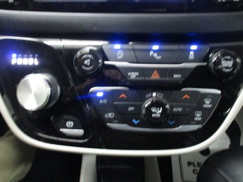 Used 2017 Chrysler Pacifica Touring-L Plus FWD image 27