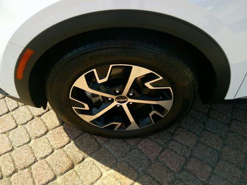 Used 2024 Kia Sportage EX image 7