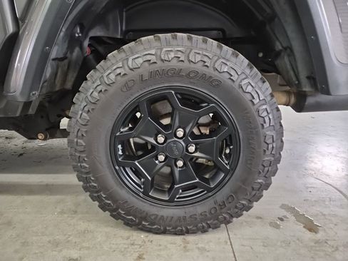 Used 2021 Jeep Gladiator Willys image 8