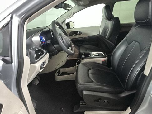 Used 2024 Chrysler Pacifica Limited FWD image 12