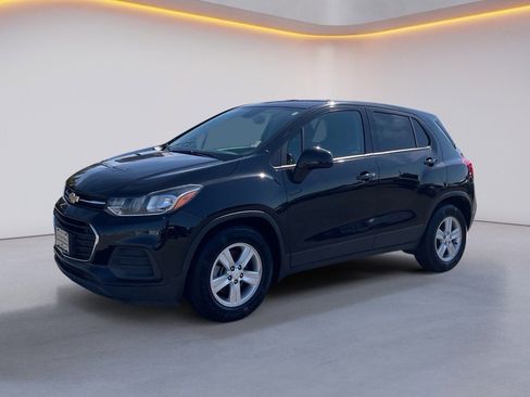 Used 2022 Chevrolet Trax LS w/ Tint and Cruise Package image 3