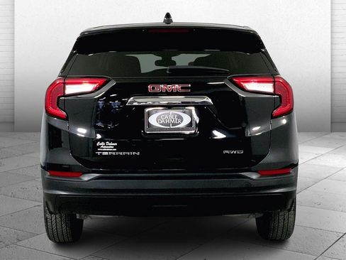 Used 2024 GMC Terrain SLE image 3