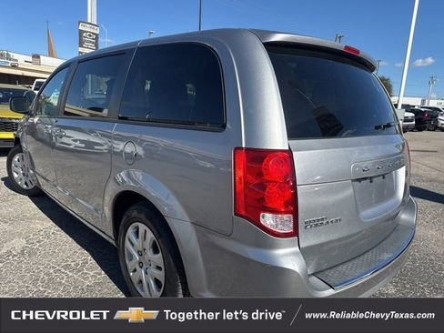 Used 2018 Dodge Grand Caravan SE w/ UConnect Hands-Free Group image 5