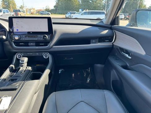 Used 2024 Toyota Grand Highlander AWD image 14