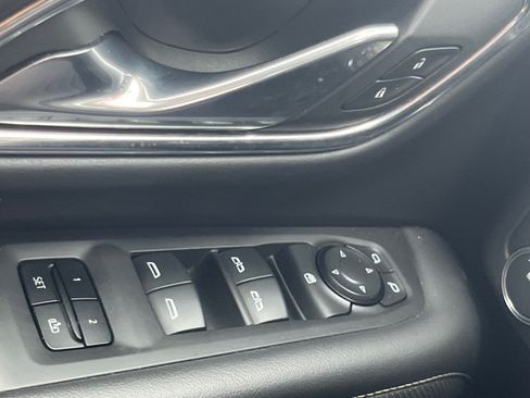 Used 2023 GMC Yukon SLT AWD/4WD image 16
