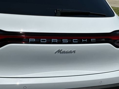 Certified 2025 Porsche Macan AWD/4WD image 31