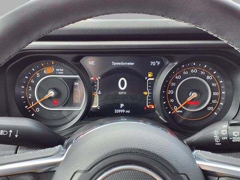 Used 2025 Jeep Wrangler Unlimited Sahara AWD/4WD image 4